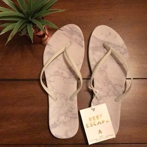 NWT Reef Escape Lux Sandals in Gry Marble